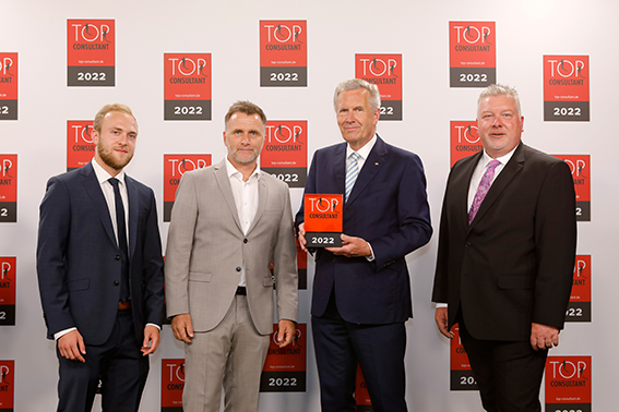 Christian Wulff überreichte die begehrte Top Consultant-Trophäe an Dominic und Stephan Hartinger (beide links) und an Sascha von Nethen (rechts). 